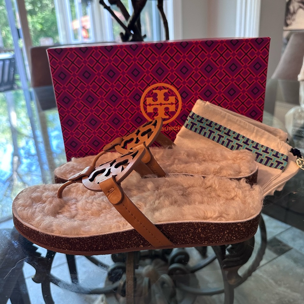 $268 New in Box Tory Burch Tan Shearling Sandals sz 9